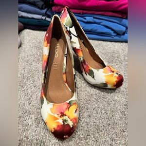 👠 ALDO Floral Print Pumps in Ivory with Orange, Red/Pink and Green Accents